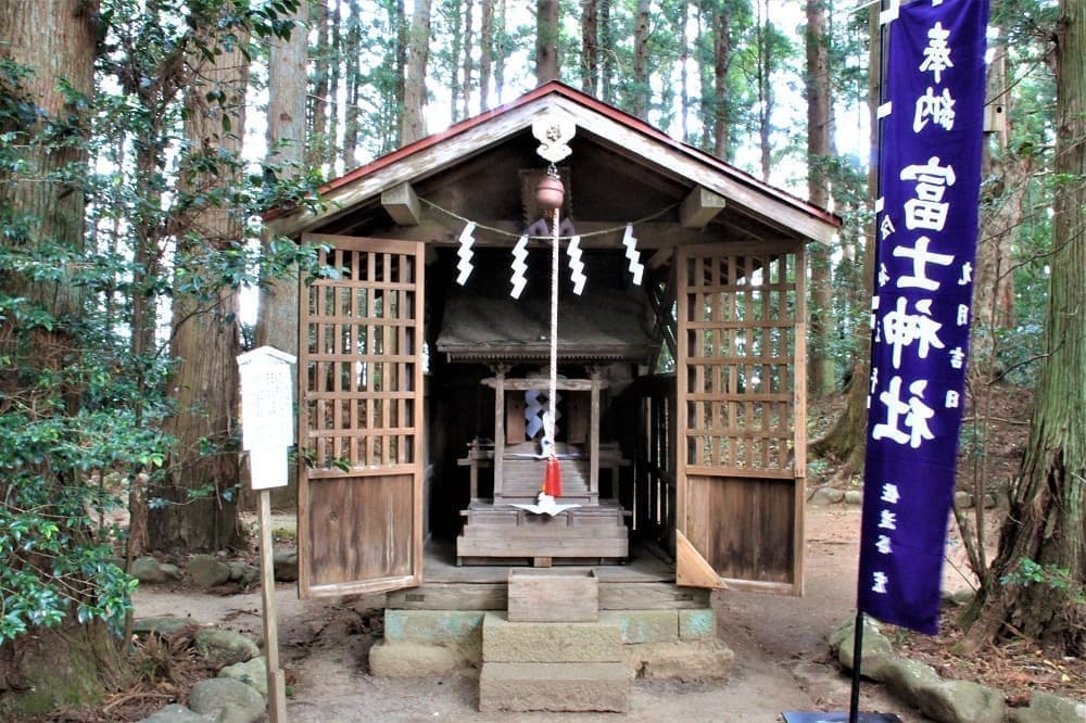 富士神社は木花咲耶姫をお祀りしています。