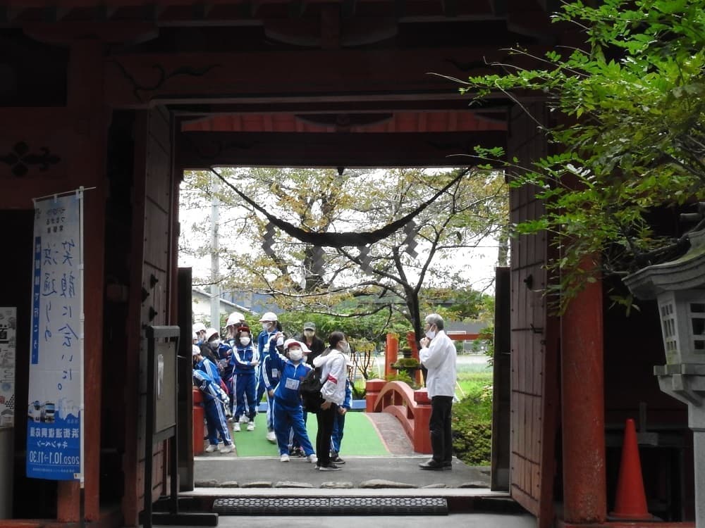 涼ヶ岡八幡神社　随身門