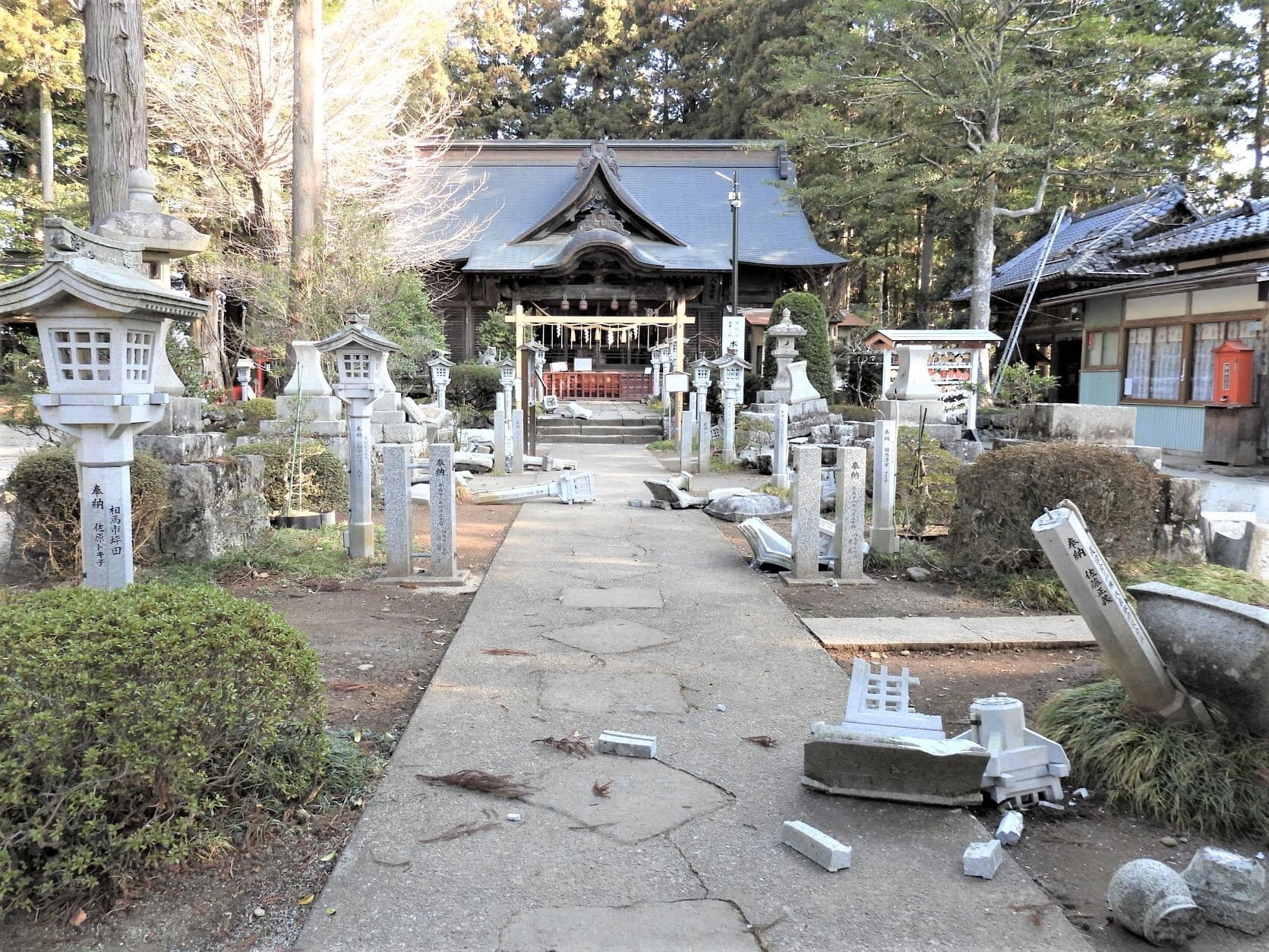 涼ヶ岡八幡神社　燈籠　福島県沖地震　被害