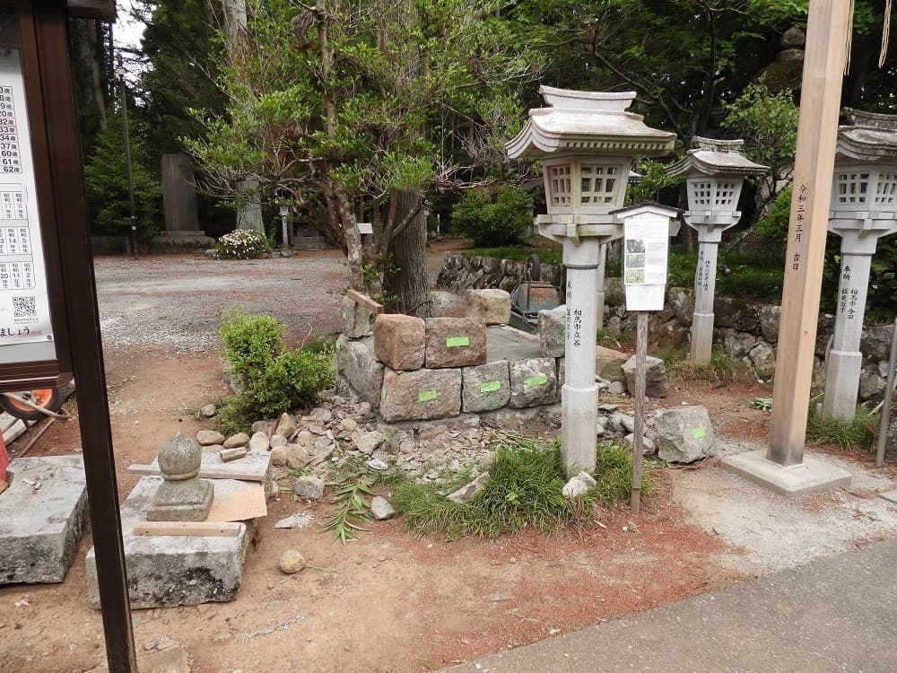 涼ヶ岡八幡神社　被災燈籠